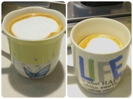 左邊是250cc的馬克杯,右邊杯子較大,容量400cc。等量的拿鐵,左杯滿杯,右杯則約7分滿。