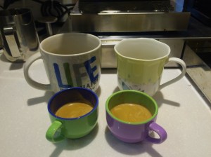 淬取後的兩杯雙份 (double shot) 的義大利式濃咖啡 espresso。